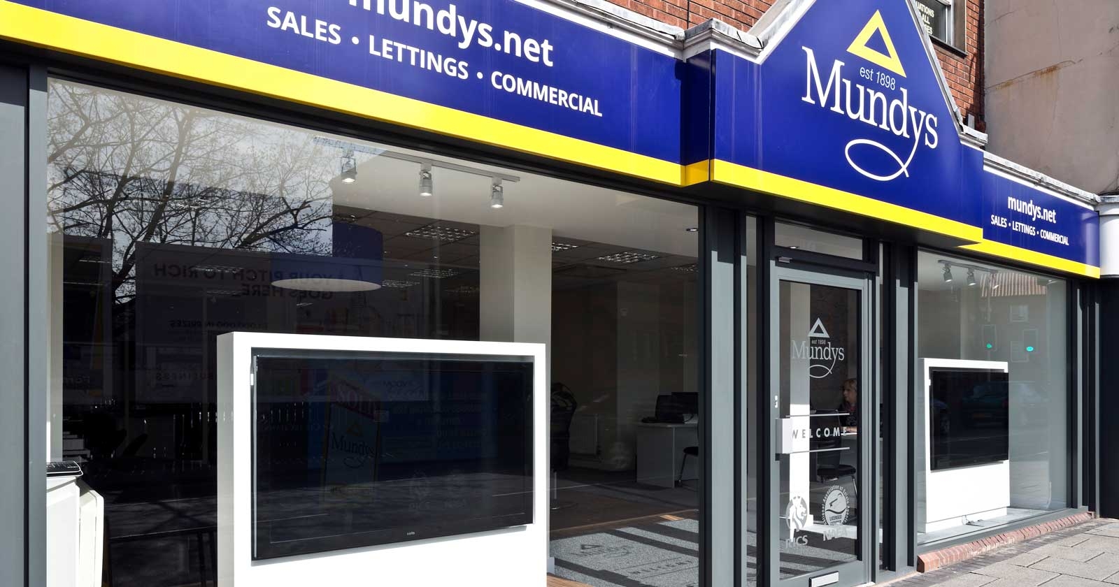 Mundys external signage installed by APSS